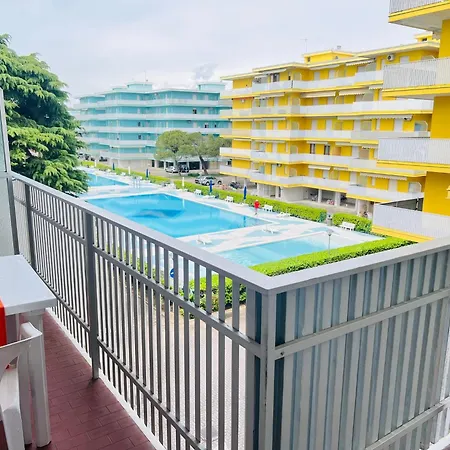 Comfy With Pool Access Apartamento